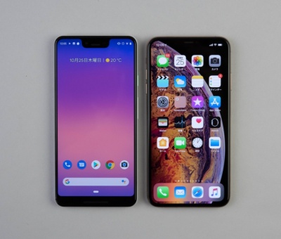 iPhone XS Max（右）と比べてみた。サイズはほとんど同じ。ディスプレーはPixel 3 XLが6.3インチ、iPhone XS Maxが6.5インチ