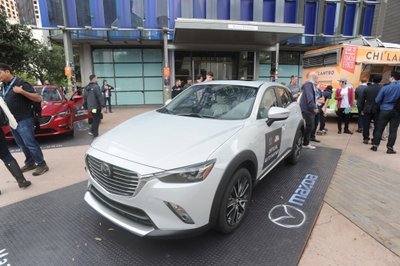 今年のトップスポンサーの1社であるマツダは、会場周辺でマツダ車の試乗を実施
