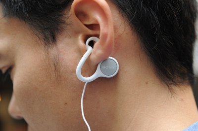 耳の穴の部分がぽっかり空いている、不思議なデザインのイヤホン。音楽を聞いていても、外の音がしっかり聞こえる