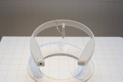 ネックバンド型のプロトタイプ。先ほどのイヤホンは、このネックバンドとセットで使う想定で設計されている
