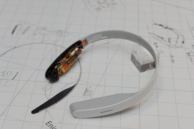 ネックバンドとしての耐久性を考慮し、基盤は積層して本体前方に内蔵