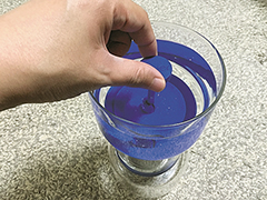 バルブを回して抽出速度を調節。抽出時間が長いほど濃厚な味わいに