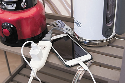 テント内には電源が用意されている。また、キャンプ場のほとんどのエリアでWi-Fiが使用可能となっている