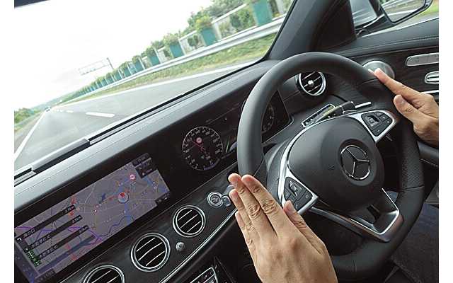 高速道路での自動運転機能をオンにすると 日経クロストレンド 高速道路での自動運転機能をオンにすると 日経クロストレンド