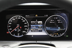運転席正面のモニターには計器類の他、ナビや燃費などの情報も表示できる