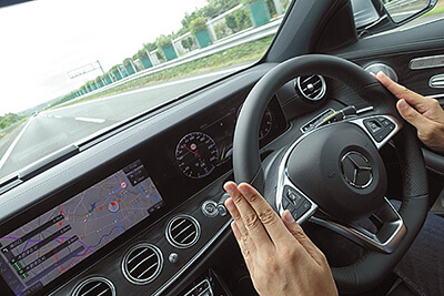 高速道路での自動運転機能をオンにすると、ハンドルに軽く手を添えるだけで車線を維持する