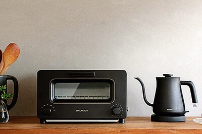 昨年発売された「BALMUDA The Toaster」とマッチするデザイン。カラーはホワイトとブラックの2種類