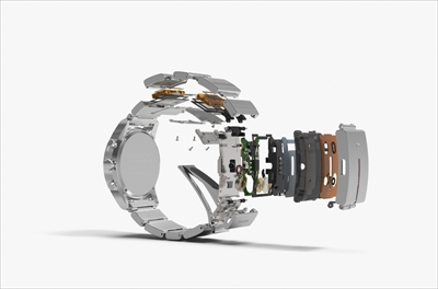 wena wristの分解イメージ。バンドの部分の一番大きなピースに入っているのは実は基盤やバイブ、アンテナのみで、バッテリーは中間サイズの2ピースに内蔵されている。パーツを別々のピースに分散することで、1つのピースが厚くなることを防いでいるわけだ
