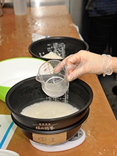 洗米は洗米機を使用。水の量も正確に計った