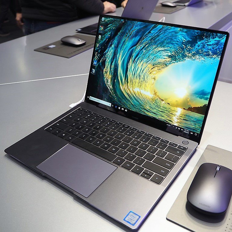 近年のファーウェイはパソコンにも力を入れており、MWC 2018では13.9型のノートパソコン「MateBook X Pro」を発表した。写真は「Mobile World Congress 2018」のファーウェイブースより