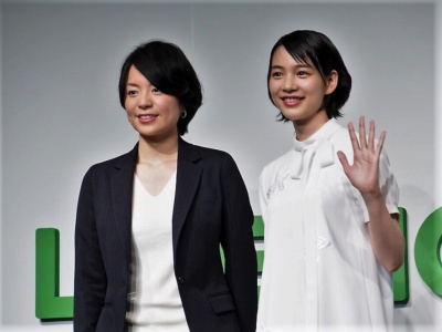 LINEは2017年から女優ののんさん（右）を起用し、積極的なプロモーションを展開してきた。左はLINEモバイルの嘉戸彩乃社長。写真は2017年3月14日のLINEモバイル記者発表会より