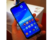 楽天が18年夏の新機種として発表した 日経クロストレンド 楽天が18年夏の新機種として発表した 日経クロストレンド