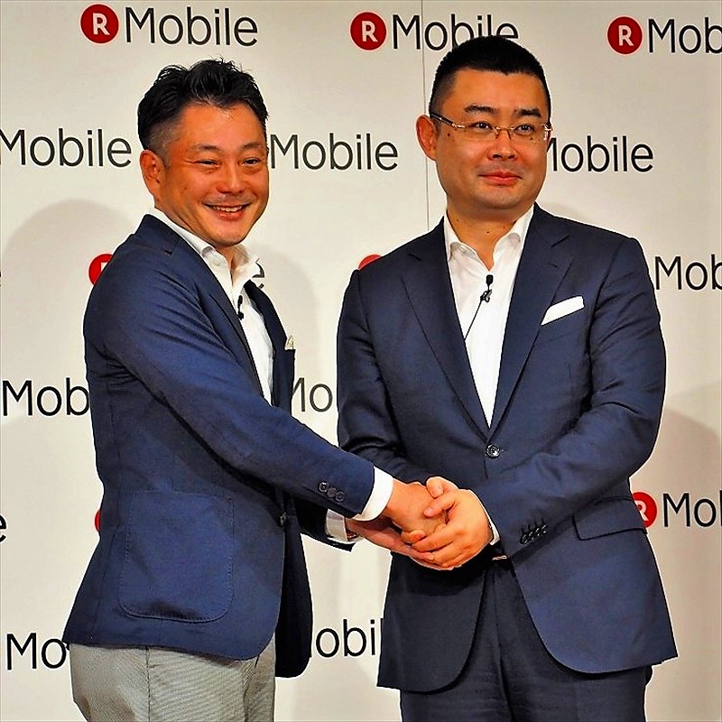 説明会ではファーウェイのデバイス 日本・韓国リージョン プレジデントである呉波氏(右)が登壇し、両社の良好な関係を印象付けていた。写真は6月14日の楽天モバイル夏商戦戦略説明会より