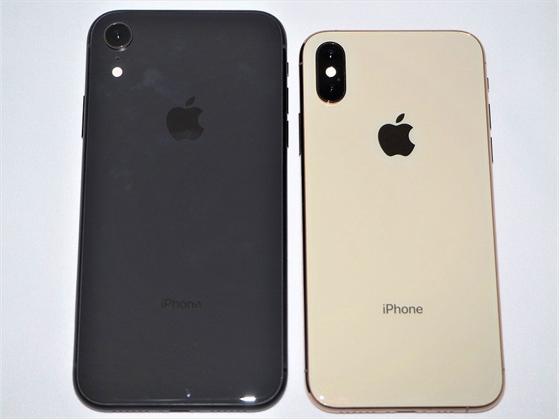 iPhone XS（左）とXRの背面。XRのディスプレーは6.1型とiPhone XSより大きいが、素材は低コストな液晶。カメラは1つだけなので、背景をぼかした撮影はソフトウエア加工によって実現している