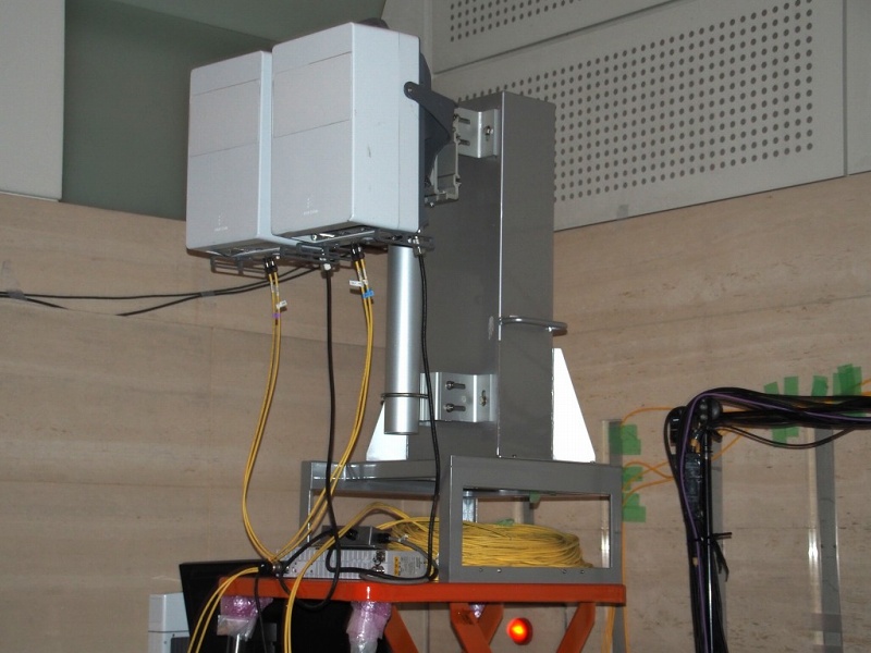 ロンドンの会場の一画に設置された5Gの基地局。28GHz帯の電波を用いている。写真は11月8日の「FUTURE-EXPERIMENT VOL.01 距離をなくせ。」より