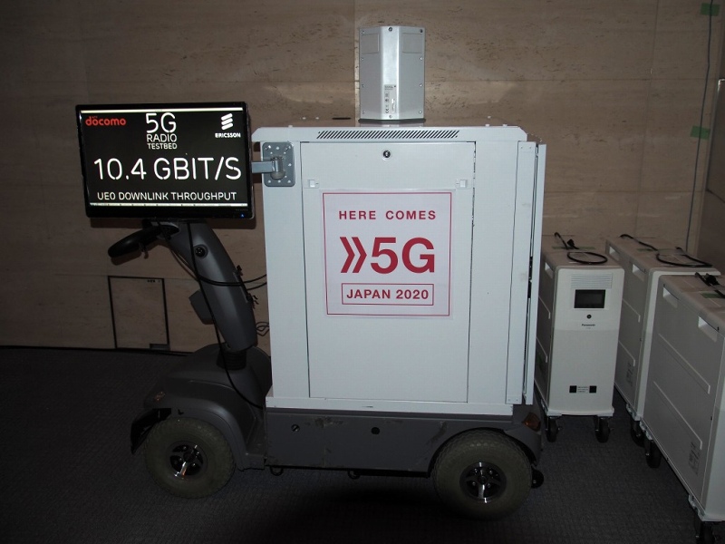 十数メートル離れた位置で基地局からの電波を受信していた5Gの移動機。通信速度は常時10Gbps前後を保っていたようだ。写真は11月8日の「FUTURE-EXPERIMENT VOL.01 距離をなくせ。」より