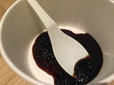 全てのメニューの下味に使用しているオリジナルソース（のりの佃煮にしょうゆをブレンドしたもの）。これだけでもご飯が進みそうな味で、おこげシートとの相性は抜群