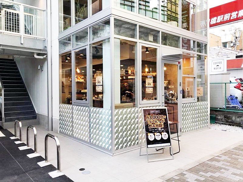 「coffee mafia飯田橋店」（千代田区富士見2-12-13）。飯田橋駅から徒歩3分。営業時間は8～22時。定休日は土日祝日