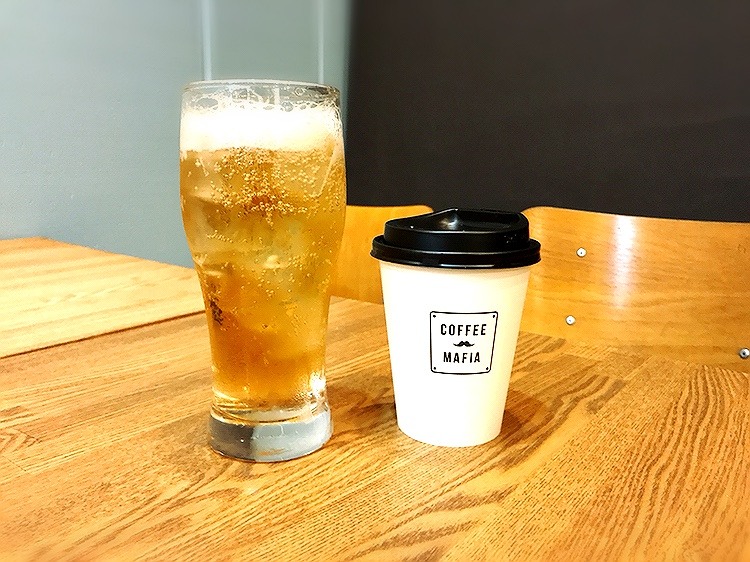 バルタイムはアルコール類も提供する。「キンミヤコーヒーハイボール」（写真左、380円）はさっぱりした飲み口で食事と相性がよさそう。ハンドドリップのコーヒー（写真右）は240円だが、月額3000円を払うと1来店につきドリング1杯無料になる