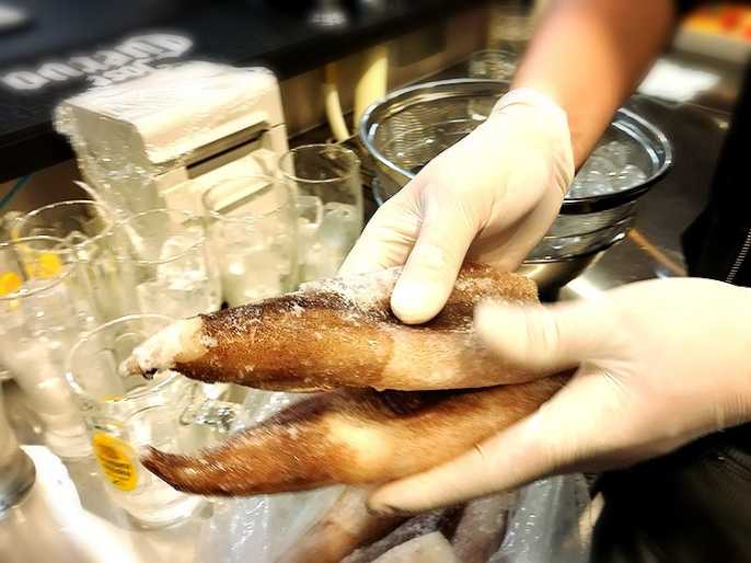 霜だらけの冷凍イカを丸ごと揚げても油はね 日経クロストレンド 霜だらけの冷凍イカを丸ごと揚げても油はね 日経クロストレンド