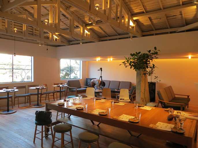 2階のカフェスペースは広々として天井が高 日経クロストレンド 2階のカフェスペースは広々として天井が高 日経クロストレンド