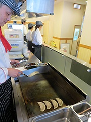 ベースの餃子は「焼き」と「蒸し」の2種類があり、焼きは蒸したあとに鉄板で焼いている