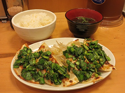 ニンニクとニラのしょうゆ漬けをトッピングした「新橋餃子定食」（税込み690円、餃子4個）。定食にはもやし、ご飯、吸い物が付いている