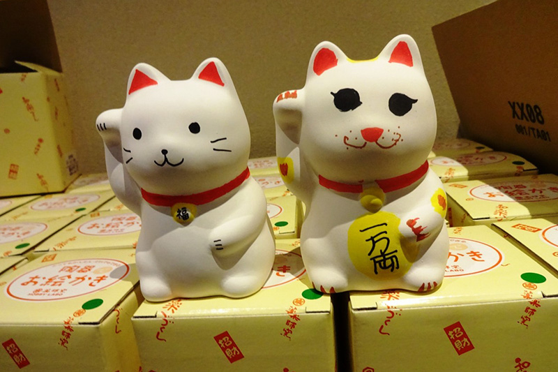 特に女性に大人気だった招き猫の絵付け 向 日経クロストレンド