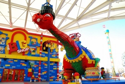 エントランスに入ってすぐの場所にある恐竜の模型。使用したレゴは約25万個