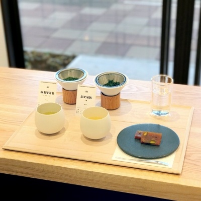 7種類の中から2種類の日本茶を選び、2種類のスイーツから1種類を選ぶ