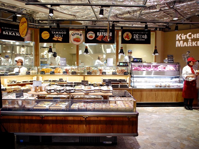 店内で焼いただし巻きたまごなどを展開する「TAMAGO DELI」、棒カツが名物の「KATSU屋」など5店舗が出店するデリステーションエリア。ランチタイムには数量限定で500円弁当も販売
