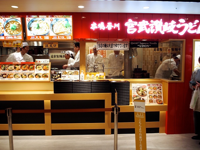 創業70年の老舗「宮武讃岐製麺所」と提携した、関西初出店の「宮武讃岐うどん」。小麦を店舗で製麺し、香川の醤油やいりこを使った出汁つゆで食べる