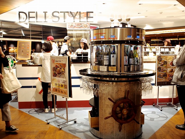 クラフトビールやワインなどアルコール類を主体に、NY発祥のワンプレートディッシュ“チキンオーバーライス”や新感覚の“デリケーキ”を提供する「ニューヨーク デリ スタイル」