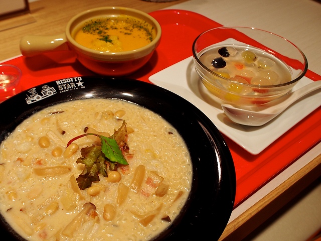 美食ゾーンに出店した「果香×ツル商店」の九龍（香港ゼリー）と、リゾット専門店「リゾット☆スター」の低糖質低GIリゾット