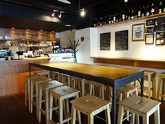 2015年8月にオープンした「ギョウザバー コムアパリ」（東京都渋谷区渋谷2-2-4 青山アルコープ205）。地下鉄表参道駅から徒歩10分（青山学院大学西門正面）。営業時間は17～25時ラストオーダー（日曜定休）。席数は25