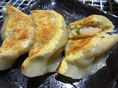 変わり餃子で人気が高いのが「ぷりぷり芝海老餃子」（3個で500円）。1個にシバエビが3尾入っていて、「エビを食べている！」と実感できる