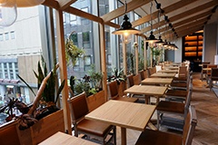 ジュングループがプロデュースしたビストロカフェの新業態「サン トロペ（SAN TOROPEZ）」（3階）。カフェブームの仕掛け人として知られる空間プロデューサー山本宇一氏のプロデュース