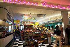 SC内初出店となる「北原コレクションミュージアム」（西エリア2階）。入場料は大人（中学生以上）500円。アメリカングラフティをテーマにしたゾーン、モーションディスプレイを展示したゾーン、昭和のアニメ黎明期のグッズを展示したゾーンに分かれている。モーションディスプレイは実際に動く様子も見られる