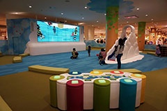 子供連れ家族のための多目的スペース「スカイ・キッズ」（西エリア3階）。自分の画像と一緒に等身大の野生動物が映し出されるビジョン、触ると反応する4つの遊具など、親子が双方向で遊べる施設になっている
