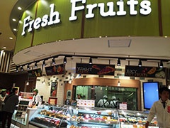 イトーヨーカドー初の試み「スイーツステーション」。旬の果実を利用したタルトやスムージー、カットフルーツなどを販売