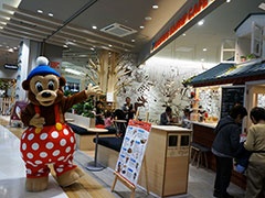 日本初出店となる「ラスムスクルンプカフェ」。店内はデンマークのチボリ公園をイメージしており、熊のラスムスの好物のパンケーキをトッピングした「デコソフトクリーム」（500円）などを販売するほか、約300種類の雑貨を入れ替わりで販売