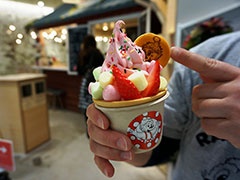 日本初出店となる「ラスムスクルンプカフェ」。店内はデンマークのチボリ公園をイメージしており、熊のラスムスの好物のパンケーキをトッピングした「デコソフトクリーム」（500円）などを販売するほか、約300種類の雑貨を入れ替わりで販売