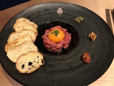 リゴレットの「牛肉のタルタル」は宮崎県産の牛肉を使い、自家製の粒マスタード、隠し味のマンゴーチャツネなどを、テーブルで混ぜ合わせて提供する