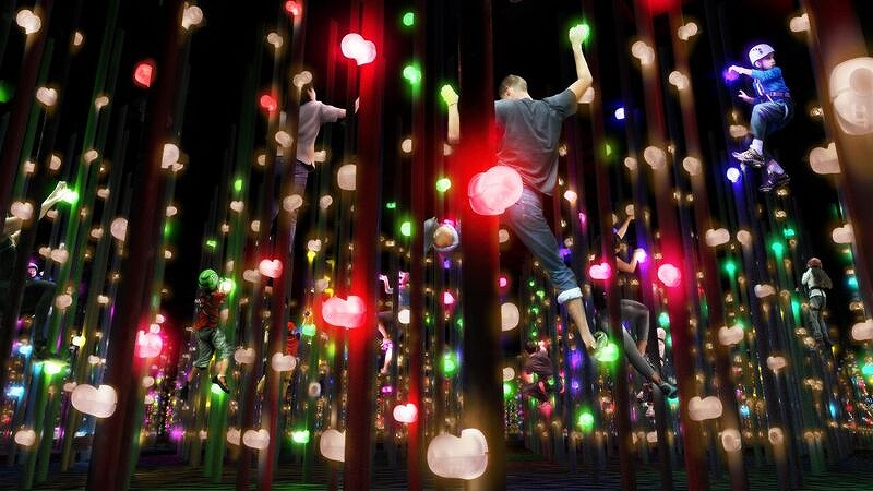 「光の立体ボルダリング」の完成イメージ図。音と光で演出されたポールを上って遊ぶ