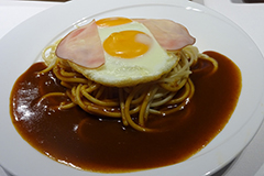 「ハムエッグ」（税込み850 円）。卵を崩し、麺と絡めて食べるのが人気だという