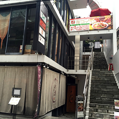 ランチタイムだけ「ヨコイ Juppy店」の看板を掲げる「リゾートダイニング　ジュッピー」（東京都港区六本木 7-17-19 FLEG 六本木 second3階）。六本木駅から徒歩2分。営業時間は11～15時で、日曜定休。テーブル 32 席、カウンター4 席、個室約 10 席、屋上BBQ テラス 14 席(最大 20 名収容可)