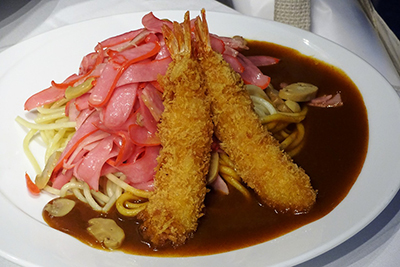 「海老ネーズ」（税込み1100 円）。あんかけスパと名古屋名物の海老フライをミックス。ピリリとパンチの効いたソースはフライとも好相性だ
