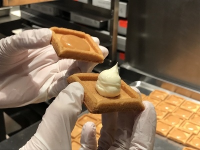 片側に北海道産のフレッシュバターを使用したバターキャラメル、片側に濃厚なバタークリームをのせ、サンドすれば完成