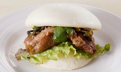 自家製チャーシューと高菜をパンで挟んだ台湾風ハンバーガー「クワパオ」（450円）