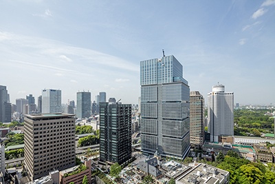 プリンス通り側から見た「東京ガーデンテラス紀尾井町」（東京都千代田区紀尾井町1-2）。2つのタワーは重箱をイメージしたデザイン